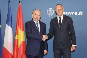 Cựu Thủ tướng Pháp Edouard Philippe, Thị trưởng Thành phố Le Havre đón Tổng Bí thư, Chủ tịch nước Tô Lâm. Ảnh: TRÍ DŨNG/TTXVN