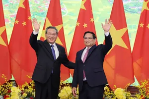 Thủ tướng Phạm Minh Chính và Thủ tướng Trung Quốc Lý Cường chụp ảnh chung trước khi tiến hành hội đàm, sáng 13-10. Ảnh: QUANG PHÚC