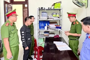 Bắt đối tượng lợi dụng việc khám nghĩa vụ quân sự để chiếm đoạt tiền của nhiều người