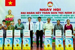 Đồng chí Nguyễn Mạnh Cường cùng lãnh đạo quận 6 tặng quà các hộ gia đình có hoàn cảnh khó khăn. Ảnh: CHÍ THẠCH 