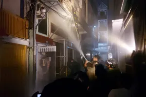 Lực lượng chữa cháy tại chỗ (phường 1, quận 3) cùng Tổ liên gia an toàn PCCC chữa cháy ở hiện trường