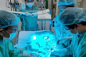 Các bác sĩ điều trị cho trẻ sơ sinh bị vàng da tan máu nặng hiếm gặp