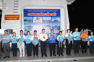 Đồng chí Chuẩn đô đốc Phạm Như Xuân và đồng chí Nguyễn Phước Lộc (thứ 7 từ phải vào) khen thưởng các tập thể, cá nhân. Ảnh: QUANg HUY