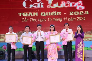 NSND Xuân Bắc, Cục trưởng Cục NTBD và NSND Trịnh Thúy Mùi trao Huy chương vàng cho 4 vở diễn tại Liên hoan Cải lương toàn quốc 2024