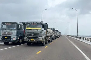 Huy động xe 30-35 tấn thử tải cầu vượt biển Thị Nại (Bình Định)