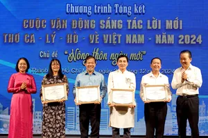 Phó Giám đốc Sở VHTT TPHCM Võ Trọng Nam và Phó Giám đốc Phụ trách Trung tâm Văn hóa TPHCM Nguyễn Thị Hoài Phượng trao giải nhất, nhì, ba thể loại sáng tác dân ca, lý, hò, vè. Ảnh: THÚY BÌNH