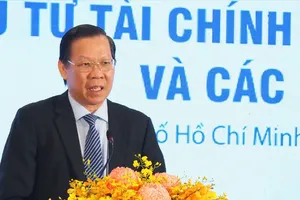 Chủ tịch UBND TPHCM Phan Văn Mãi phát biểu tại Lễ ký kết thỏa thuận hợp tác giữa HFIC và các ngân hàng. Ảnh: HOÀNG HÙNG