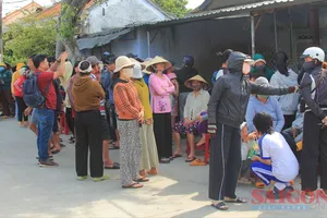 Người dân có mặt tại hiện trường vụ việc. Ảnh: TRƯƠNG NHÂN