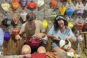 Cặp đôi người Pháp và bánh mì Việt ở Hội An