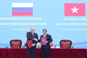 Thủ tướng Phạm Minh Chính và Thủ tướng Nga Mikhail Vladimirovich Mishustin ký thông cáo chung về kết quả chuyến thăm, chiều 14-1. Ảnh: QUANG PHÚC