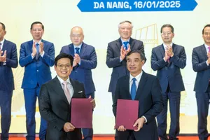 Ông Lê Trung Chinh, Chủ tịch UBND TP Đà Nẵng và ông Andy Khoo, Tổng Giám đốc Terne Holdings (Singapore) ký kết ghi nhớ hợp tác tại Hội thảo