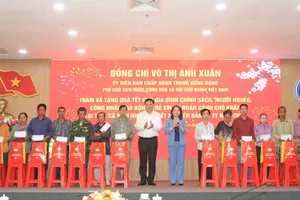 Phó Chủ tịch nước Võ Thị Ánh Xuân thăm, tặng quà gia đình chính sách tại Cà Mau