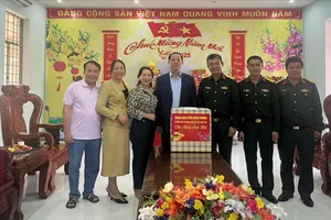 Phó Chủ tịch Quốc hội Trần Quang Phương tặng quà mừng năm mới