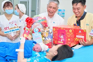 BS-CK2 Trần Ngọc Hải, Giám đốc Bệnh viện Từ Dũ trao tặng những món quà cho sản phụ sinh đúng vào đêm Giao thừa