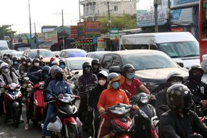 Người dân ùn ùn trở lại TPHCM sau kỳ nghỉ tết