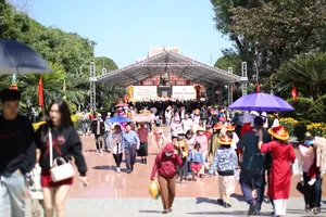 Hàng chục ngàn người đội nắng viếng Vua Quang Trung - Nguyễn Huệ