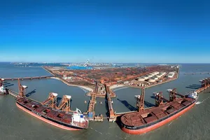 Quang cảnh cảng hàng hóa tại tỉnh Hà Bắc, Trung Quốc. Ảnh: THX/TTXVN