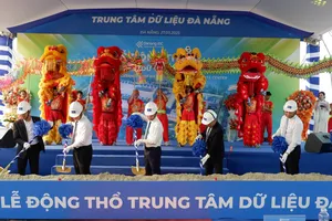 Các đại biểu thực hiện nghi thức động thổ. Ảnh: XUÂN QUỲNH