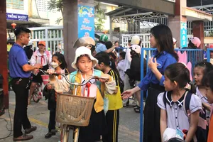 Đội hình “Cổng trường an toàn” tại Trường Tiểu học Thái Thị Bôi (quận Cẩm Lệ). Ảnh: XUÂN QUỲNH