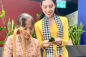 Nghệ nhân biểu diễn làm bánh dân gian bên hành lang buổi họp báo