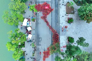 Hơn 1.000 phụ nữ xếp hình bản đồ Việt Nam bên bờ hồ Hoàn Kiếm