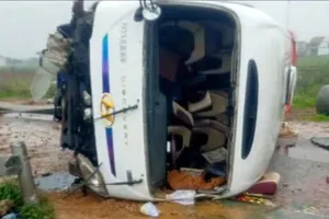 Xe chở giáo viên và học sinh gặp tai nạn trên đường cao tốc