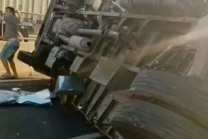 Chiếc xe tải bị lật nằm chắn ngang một bên đường cao tốc Vĩnh Hảo - Phan Thiết. Ảnh: NDCC