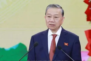 Tổng Bí thư Tô Lâm gắn Huân chương Lao động hạng Nhất lên Cờ truyền thống của TP Đà Nẵng. Ảnh: XUÂN QUỲNH