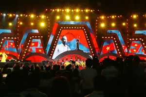 Chương trình nghệ thuật chủ đề “Những nhịp cầu vươn tới tương lai” được tổ chức tại Quảng trường 29 tháng 3