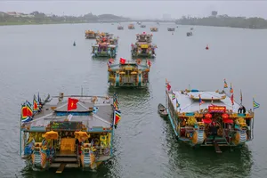 Thuyền cung nghinh Thánh Mẫu ngược sông Hương lên điện Huệ Nam