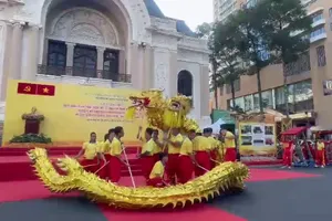 Trưởng Ban Tuyên giáo và Dân vận Thành ủy TPHCM Nguyễn Mạnh Cường và Phó Chủ tịch UBND TPHCM Trần Thị Diệu Thúy trao Quyết định, Giấy chứng nhận Nghệ thuật Lân, Sư, Rồng của người Hoa ở TPHCM được đưa vào Danh mục di sản văn hóa phi vật thể Quốc gia cho các đại biểu đại diện Đoàn Lân Sư Rồng người Hoa ở TPHCM. Ảnh: DŨNG PHƯƠNG.