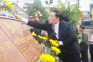 Trưởng Ban Tuyên giáo và Dân vận Trung ương Nguyễn Trọng Nghĩa dâng hương tại Bình Định