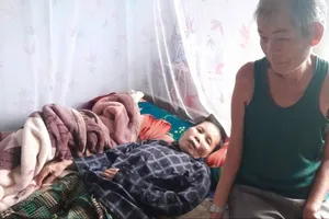 Chồng bệnh teo cơ chăm vợ liệt nửa người