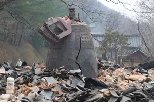 Ngôi đền cổ bị thiêu rụi do cháy rừng tại Uiseong, tỉnh Gyeongsang Bắc, Hàn Quốc. Ảnh: THX 