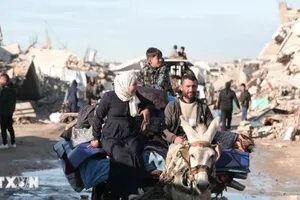 Người dân Palestine sơ tán tránh xung đột tại Gaza. Ảnh: THX/TTXVN