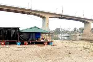 Mực nước trên sông Lô xuống mức thấp nhất lịch sử