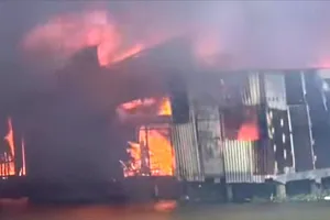 Kiên Giang: Cháy lớn thiêu rụi 6 căn nhà ven sông