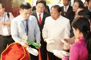 Đoàn lãnh đạo TPHCM và chính quyền tỉnh Savannakhet (Lào) tham quan, tìm hiểu sản phẩm Việt tại gian hàng Tổng Công ty thương mại Sài Gòn TNHH MTV (SATRA) 