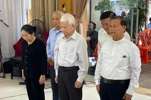 Nguyên Chủ tịch nước Nguyễn Minh Triết viếng linh mục Phêrô Phan Khắc Từ