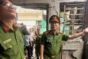 Lãnh đạo Bộ Công an kiểm tra hiện trường vụ cháy khiến 3 người tử vong ở quận 8