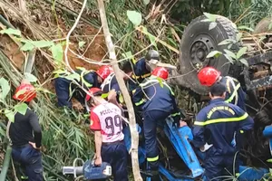 Cơ quan chức năng tiếp cận để đưa thi thể tài xế tử vong ra khỏi hiện trường vụ tai nạn