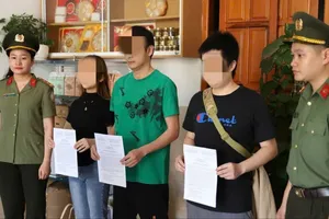 3 người có quốc tịch Trung Quốc nhập cảnh trái phép vào Việt Nam bị trục xuất về nước. Ảnh: Công an cung cấp