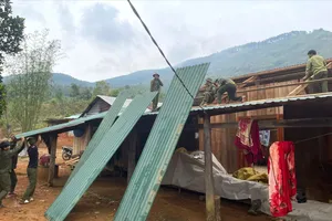 Kon Tum: Mưa đá kèm gió lớn, hàng chục căn nhà bị tốc mái