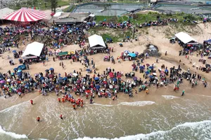 Người dân Quảng Ngãi nô nức xem hội đua thuyền trên biển