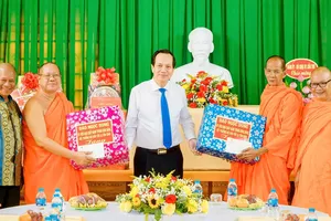 Bộ trưởng Bộ Dân tộc và Tôn giáo Đào Ngọc Dung tặng quà cho đại diện Hội Đoàn kết sư sãi yêu nước TP Cần Thơ nhân dịp Tết Chôl Chnăm Thmây