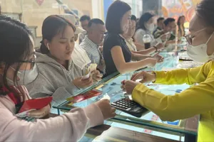 Giá vàng trong nước tiếp tục giảm 