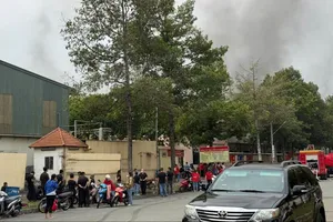Huy động 14 xe chuyên dụng khống chế đám cháy tại KCN Trảng Bàng