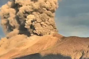 Núi lửa Kanlaon trên đảo Negros phun trào, tạo ra cột tro bụi cao khoảng 4.000m. Ảnh: Philstar