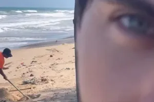 Hành vi chôn rác xuống bãi biển Mũi Né của ông M. được một du khách nước ngoài ghi lại