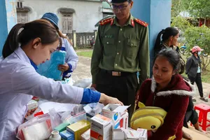 Anh Nguyễn Bá Duân, Phó Bí thư Thành Đoàn Đà Nẵng và anh Trần Nguyễn Minh Thành, Phó giám đốc Sở GD-ĐT TP Đà Nẵng tuyên dương các tập thể và cá nhân đoàn viên, thanh niên tiêu biểu có thành tích trong Tháng Thanh niên năm 2025. Ảnh: XUÂN QUỲNH
